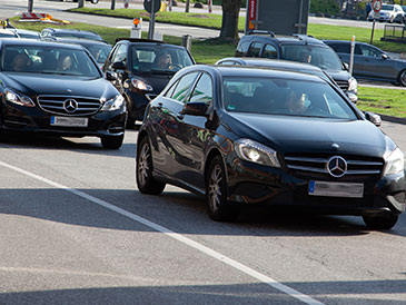 Mercedes Diesel im Kreisverkehr